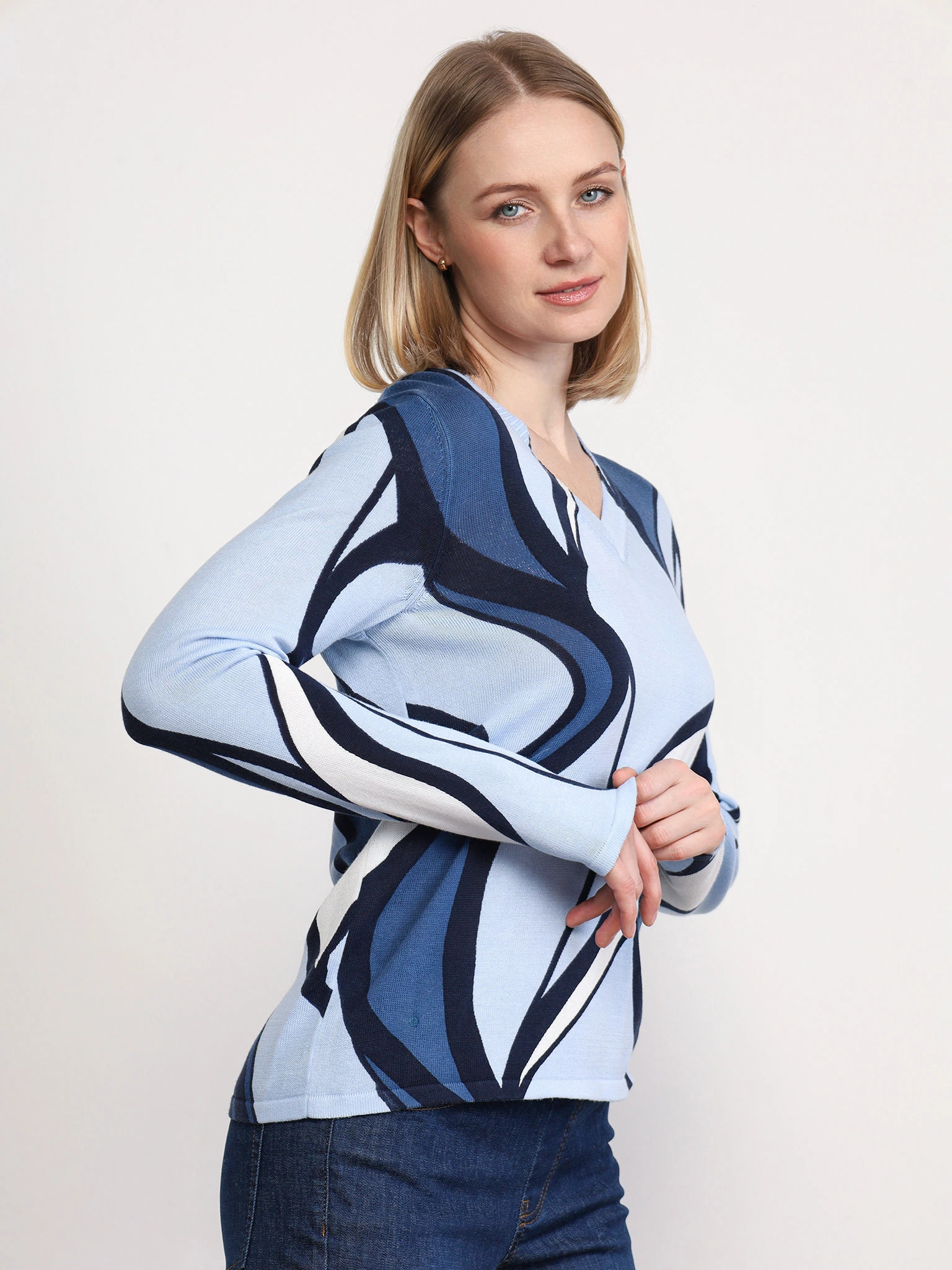 Пуловер голубого цвета с абстракным рисунком из смесового хлопка